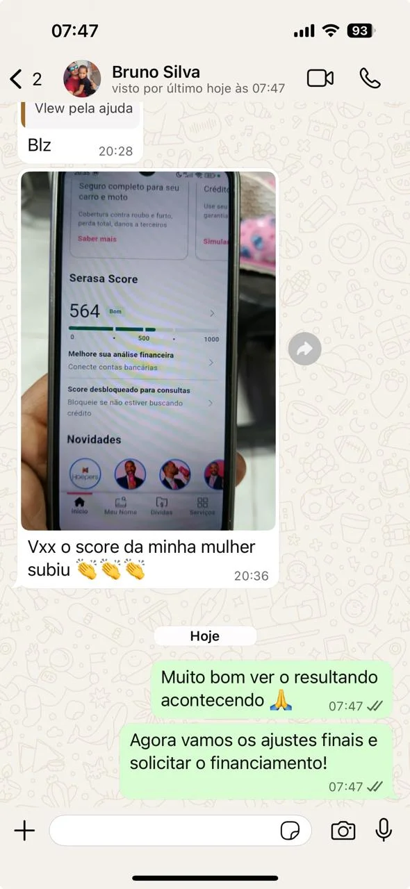Cliente do Desafio Score de Milhões mostra mensagem no WhatsApp comemorando o aumento do score da esposa após aplicar o método da Auxílio Crédito